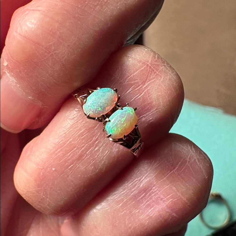 Vintage Australian Opal Ring In Solid 10K Yellow Gold